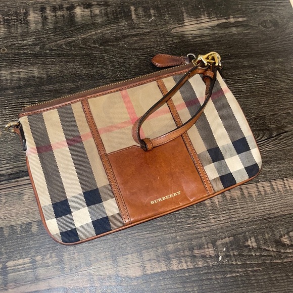 Burberry Handbags - ‼️AUTHENTIC BURBERRY HOUSE CHECK WRISTLET‼️